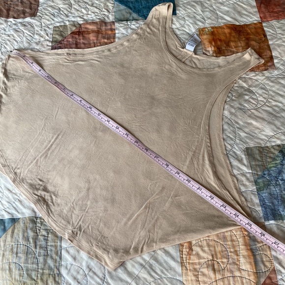**SOLD** Varley workout tank - Picture 4 of 7